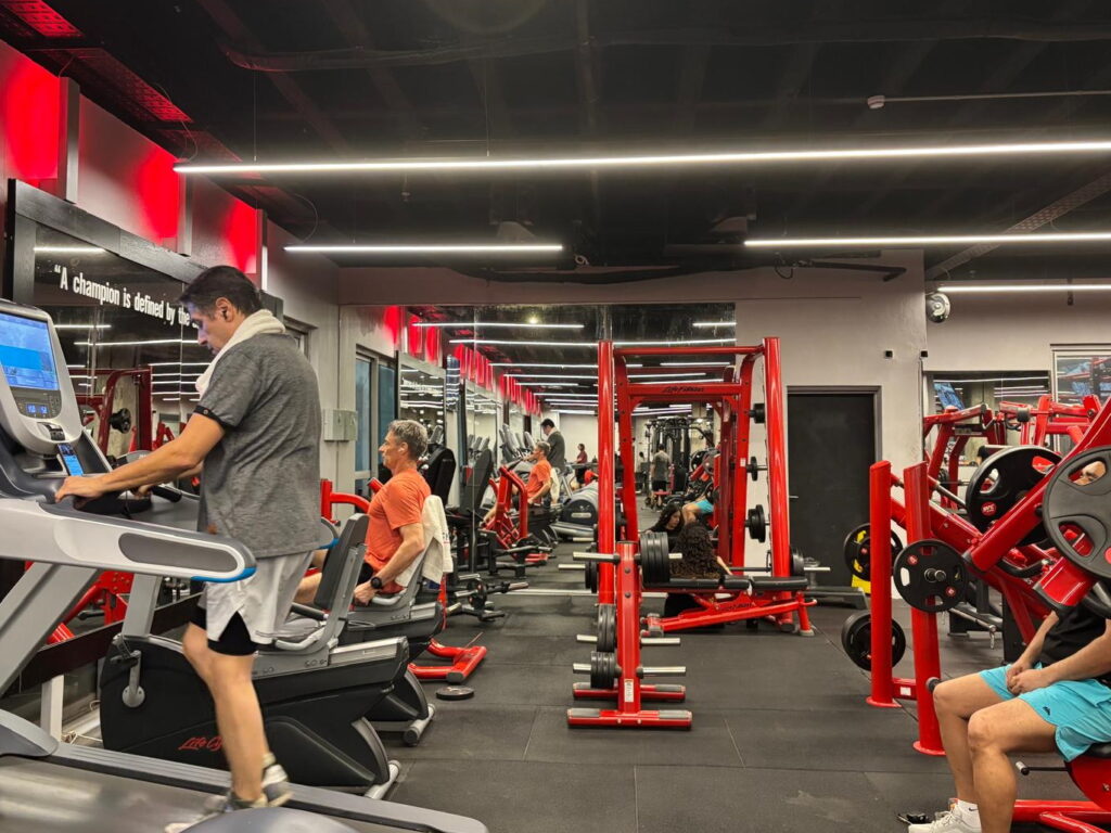 מבט על מועדון UFC GYM רעננה